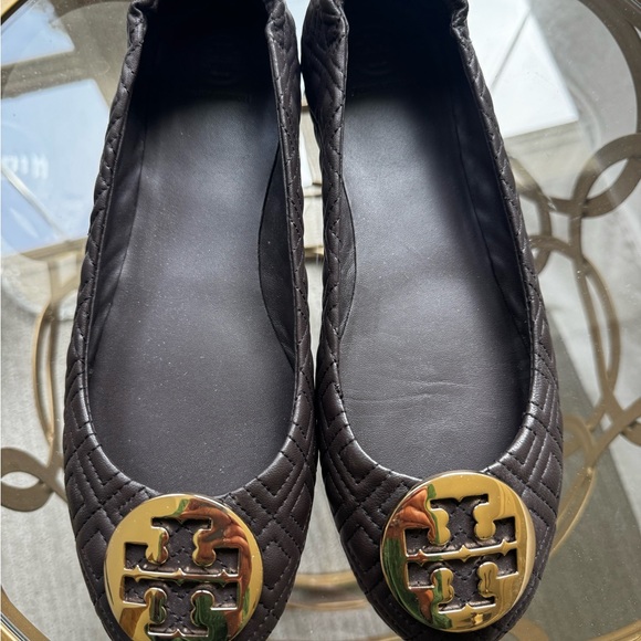 Tory Burch Black Quilted Flats with Gold Logo - Picture 4 of 6